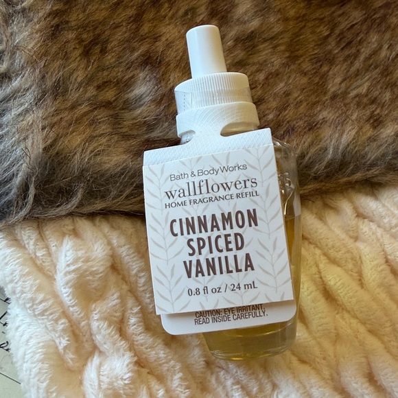 Bath & Body Works Wallflowers Refill — Cinnamon Spiced Vanilla NEW - Picture 2 of 3